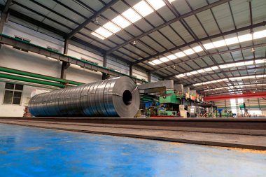 Çelik ve makineleri atölyede soyun.