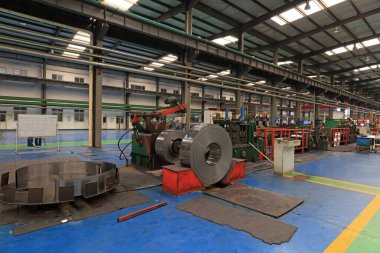 Çelik ve makineleri atölyede soyun.