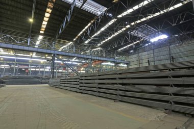 Çelik ürünler depoda, fotoğraflara yakın çekim.