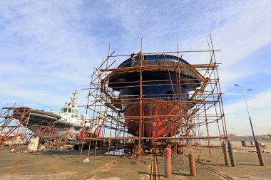   Bir tersanede tamir edilen gemi 