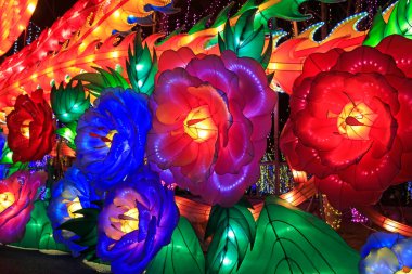 Çiçekler ve bitkiler feneri şekillendirir