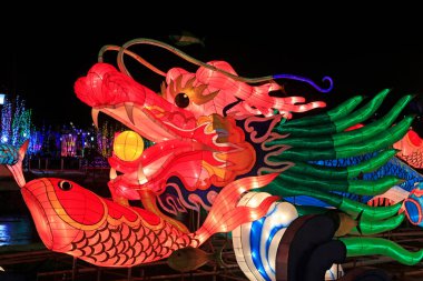 ejderha kafası şeklindeki fener