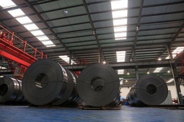 Fabrikada çelik soyuyorlar.