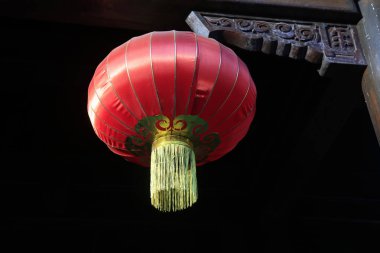 Siyah arka planda eski Çin kırmızı fenerleri