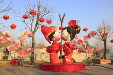 Yeni evliler feneri şekillendirir, fotoğrafa yakın çekim yaparlar.