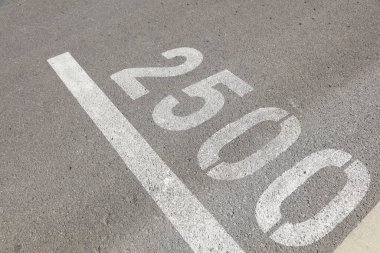 Yol üzerinde numaralar işareti