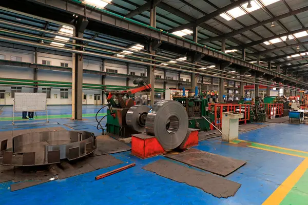 Çelik ve makineleri atölyede soyun.