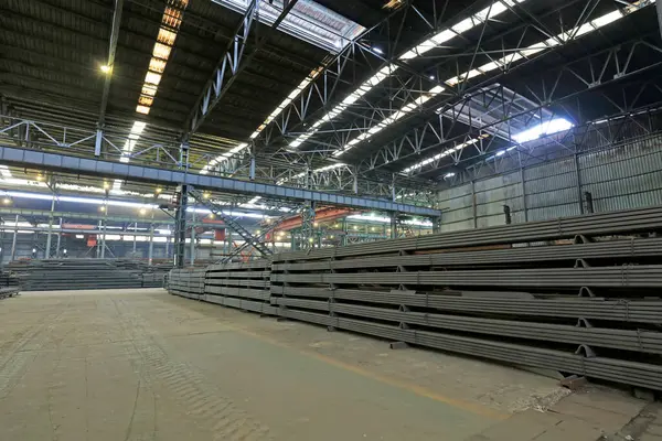 Çelik ürünler depoda, fotoğraflara yakın çekim.
