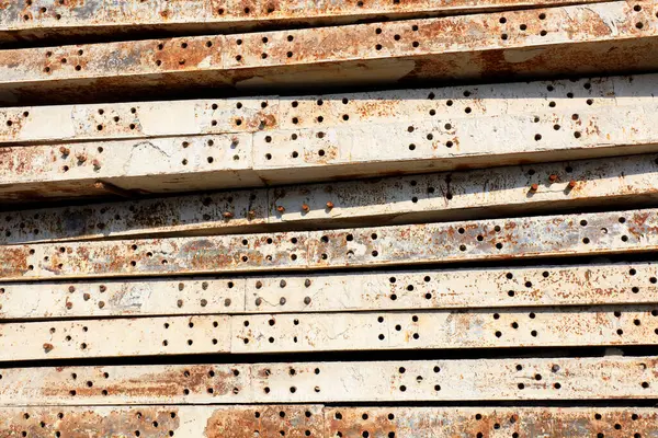 Benekli demir işleme, fotoğrafa yakın çekim.