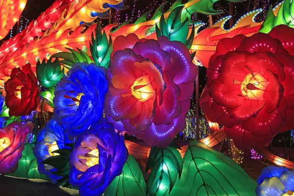 Çiçekler ve bitkiler feneri şekillendirir