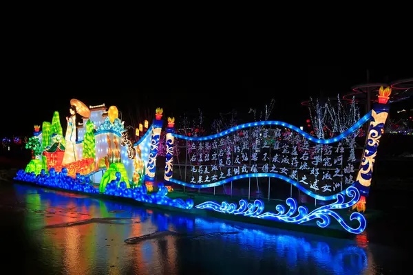 Mimari şekilli fener, fotoğrafa yakın çekim