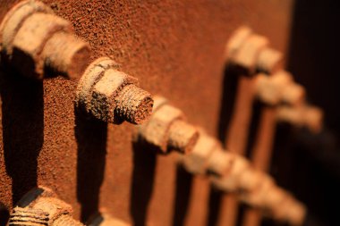 Oksitlenmiş paslı cıvata, fotoğrafa yakın çekim.