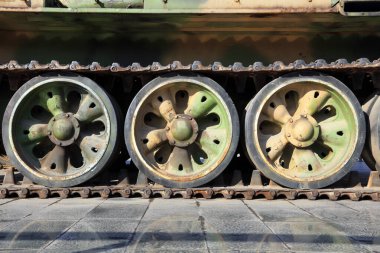 Tank izleri ve tekerlekler