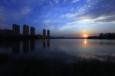 Akşamları rıhtım manzarası, Çin