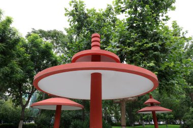 Parkta mantar şeklinde bir Pavyon.