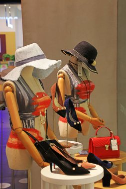 Tangshan - 2 Eylül 2017: Parlak ışıklandırmalı alışveriş merkezlerindeki mankenler, Tangshan, Hebei Eyaleti, Çin