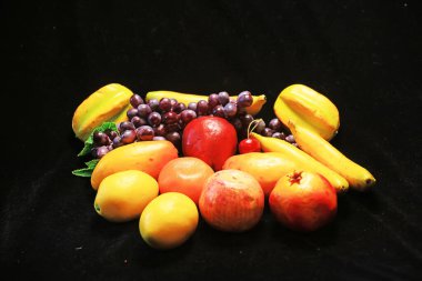 Portakal, elma, muz ve üzüm gibi taze meyveler