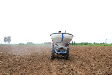 Luannan County, Çin - 22 Ağustos 2019: Tarım makineleri Luannan County, Hebei Eyaleti, Çin 'deki tarlayı gübreledi