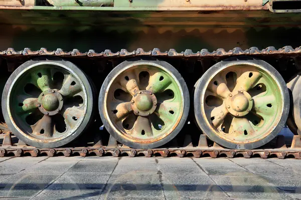 Tank izleri ve tekerlekler