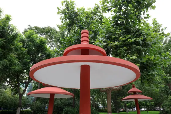 Parkta mantar şeklinde bir Pavyon.