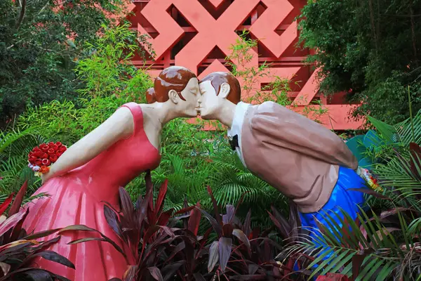 Sanya Şehri, Çin - 31 Mart Sevgililer Günü 'nün Öpüşme Heykeli Bir Park, Sanya Şehri, Hainan Eyaleti, Çin