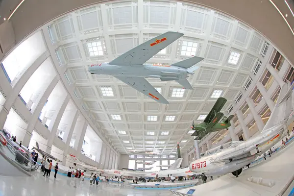 Pekin - 28 Haziran 2019: Sergi salonunda savaşçılar ve füzeler, Çin Halk Devrimci Askeri Müzesi, Pekin, Çin