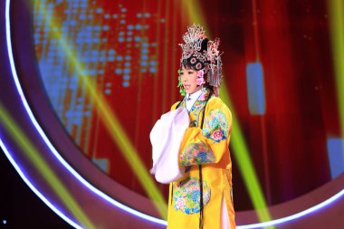 LUANNAN COUNTY - 3 Ocak 2014, Luannan Eyaleti, Hebei Eyaleti, Çin 'de ChengZhaoCai büyük tiyatrosunda, sahnede PingJu yapan küçük kız