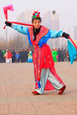 LUANNAN ŞEHRİ - 15 Şubat 2014, Luannan Eyaleti, Hebei Eyaleti, Çin Yeni Yılı sırasında, insanlar renkli kıyafetler giyip, sokaklarda Yanko dansı yapıyorlar..