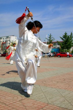LUANNAN COUNTY - 29 Haziran 2014 'te, LuanNan County, Hebei Eyaleti, Çin' de bir grup insan meydanda eskrim yapıyordu.