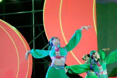 LUANNAN COUNTY - 27 Eylül: Ulusal Gün partisinde dans gösterisi, 27 Eylül 2014, Luannan County, Hebei Eyaleti, Çin