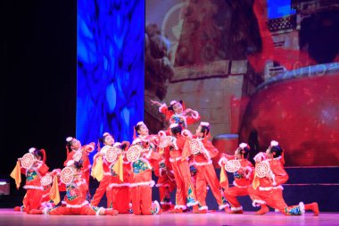 28 Aralık 2014 'te sahnede çocuk dans gösterisi, Luannan County, Hebei Eyaleti, Chin