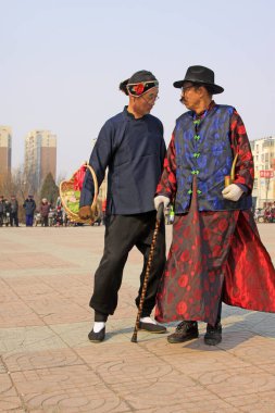 LUANNAN COUNTY - 6 Mart 2015 'te geleneksel Çin usulü Yanko dans gösterileri meydanda, Luannan County, Hebei, Chin