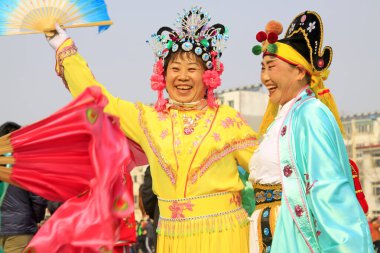 LUANNAN COUNTY - 6 Mart 2015 'te geleneksel Çin usulü Yanko dans gösterileri meydanda, Luannan County, Hebei, Chin