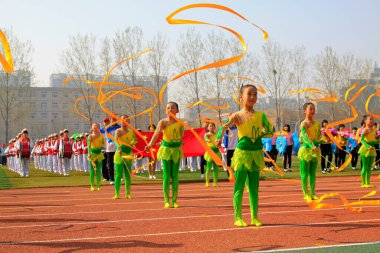 LUANNAN COUNTY - 14 Nisan 2015, Luannan County, Hebei Eyaleti, Chin, Çin atletizm toplantısında grup jimnastik performansı