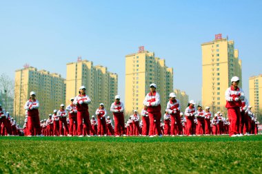 LUANNAN COUNTY - 14 Nisan 2015, Luannan County, Hebei Eyaleti, Chin, Çin atletizm toplantısında grup jimnastik performansı