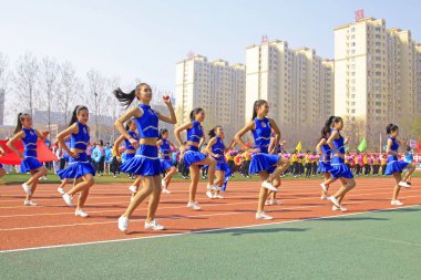 LUANNAN COUNTY - 14 Nisan 2015, Luannan County, Hebei Eyaleti, Chin, Çin atletizm toplantısında grup jimnastik performansı