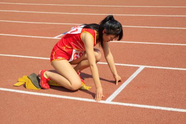 LUANNAN COUNTY - 14 Nisan: Kısa mesafe koşucusu başlamaya hazır, 14 Nisan 2015, Luannan County, Hebei Eyaleti, Chin