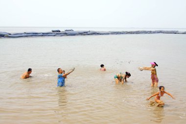 Luannan - 31 Temmuz 2015: Çamurlu gelgit düzlüklerinde banyo yapan ziyaretçiler, 31 Temmuz 2015, Luannan County, Hebei, Çin