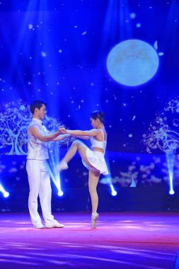 Luannan County - 3 Şubat 2015: Çin akrobatik gösterisi, Luannan County, Hebei, Çin, 3 Şubat 201