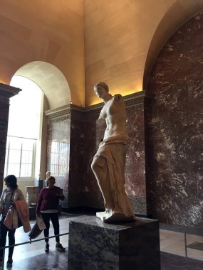 Paris - 17 Nisan 2016: Venüs heykeli, Le Louvre Müzesi, Paris, Franc