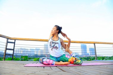 Tangshan City - 3 Eylül 2016 'da parkta yoga egzersizi yapan bir kadın, Tangshan City, Hebei, Çin.