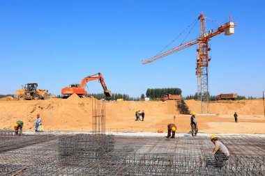 Luannan County - 28 Eylül 2016 'da inşaat işçileri ve kule vinci, 28 Eylül 2016' da, Luannan County, Hebei, Çin