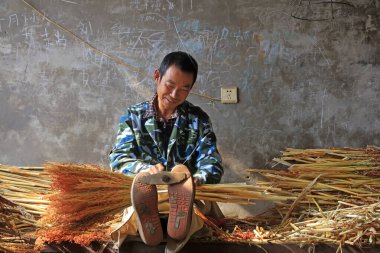 Luannan County - 25 Ekim 2016: İşçiler süpürge işliyor, Luannan County, Hebei Eyaleti, Chin