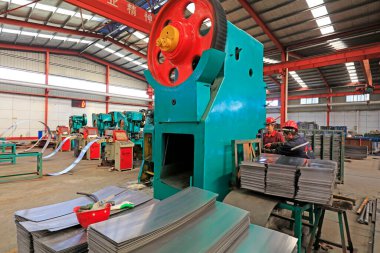 Tangshan City - 1 Kasım 2016: Çelik levha içindeki işçiler, Tangshan City, Hebei, Chin 'deki bir fabrikada üretim hattını boşaltıyorlar.