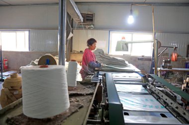 Tangshan City - 1 Kasım 2016: Plastik örgü fabrikasında işçiler, Tangshan City, Hebei, Chin