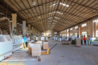 Tangshan City - 26 Ağustos 2017: Tangshan City, Hebei, Chin 'deki bir fabrikada üretim hattında işçiler