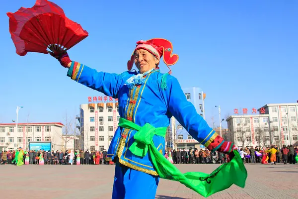 LUANNAN COUNTY - 10 Şubat 2014, Luannan Eyaleti, Hebei Eyaleti, Çin 'de, Çin Yeni Yılı sırasında, renkli kıyafetler giyen, sokaklarda Yanko dansı yapan yaşlı kadın