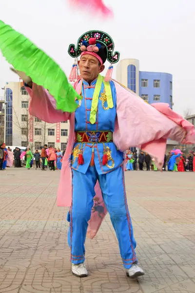 LUANNAN COUNTY - 7 Şubat 2014, Luannan Eyaleti, Hebei Eyaleti, Çin Yeni Yılı sırasında, insanlar renkli kıyafetler giyip, sokaklarda Yanko dansı yapıyorlar.
