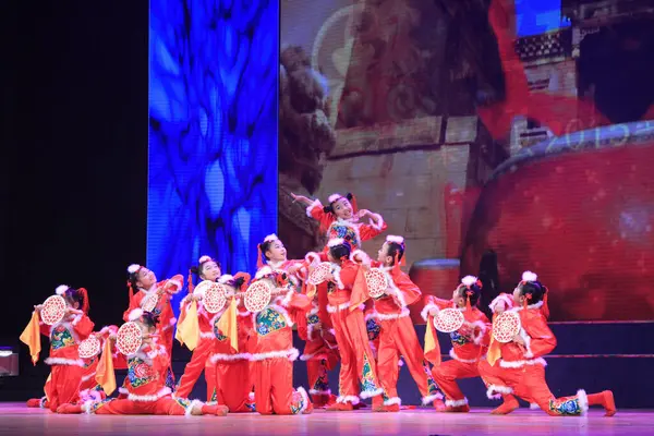 28 Aralık 2014 'te sahnede çocuk dans gösterisi, Luannan County, Hebei Eyaleti, Chin