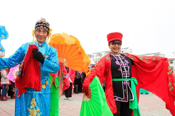 LUANNAN COUNTY - 27 Şubat 2015 'te geleneksel Çin tarzı Yanko dans gösterileri, Luannan County, Hebei Eyaleti, Çin
